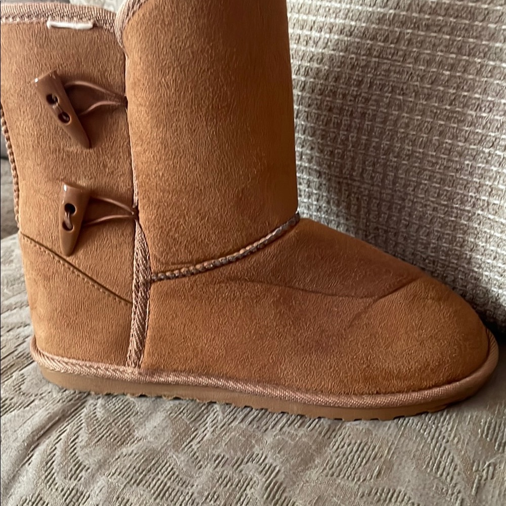 Brown Winter Boots with Plush Suede and Bow Details
